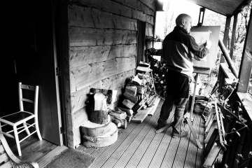 03-Andrew-at-his-easel-Carbeth-huts