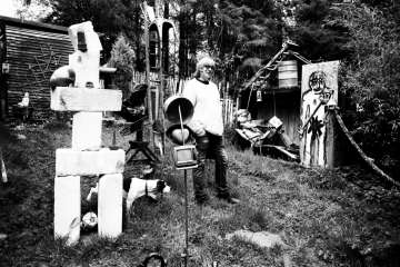 08-Billy-in-his-garden-with-sculptures-Carbeth-huts
