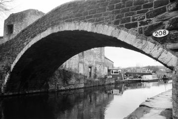 07-Leeds-Liverpool-canal-at-Bradford-spur-Shipley