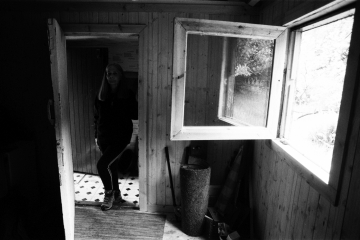 07a-Woman-in-hut-Carbeth