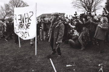 21-Banner-miner-and-photographers-Kellingley-Colliery-closure-march