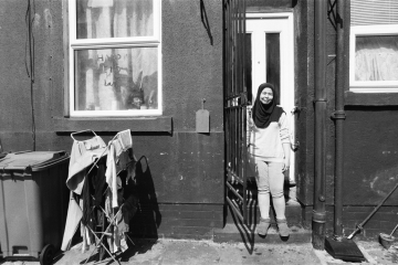 08-Lady-and-girl-East-Park-Place-East-End-Park-LS9-number-removed-scaled