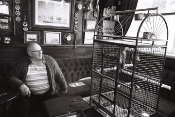 27-Alexandra-Hotel-Hessle-Road-Hull-landlord-and-parrot