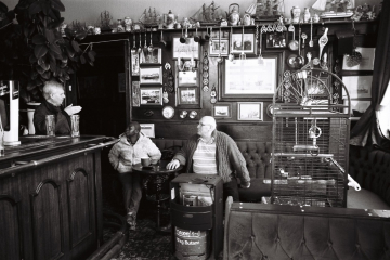 33-Alexandra-Hotel-Hessle-Road-Hull-landlord-customers-and-parrot