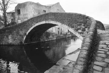 04-Leeds-Liverpool-canal-at-Bradford-spur-Shipley-scaled